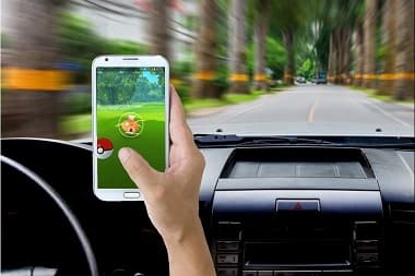 เอาแล้วไง! จับโปเกมอนขณะขับรถ คุณอาจถูกจับเอง | Tip Insure 